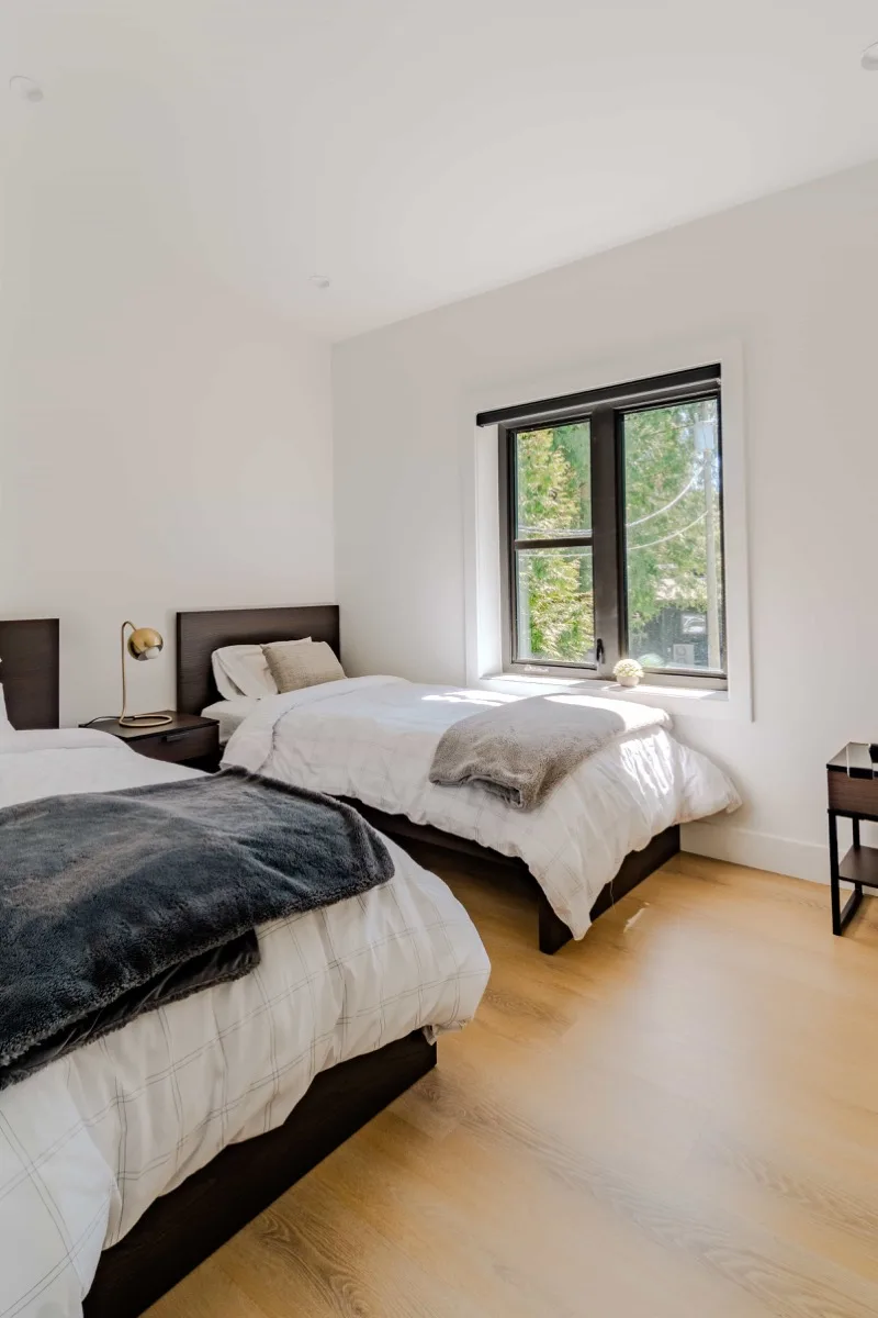 Twin bedroom with natural light in Airbnb rental
