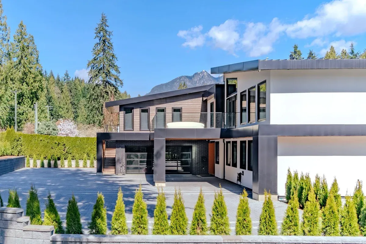 Front exterior suited for virtual twilight conversion